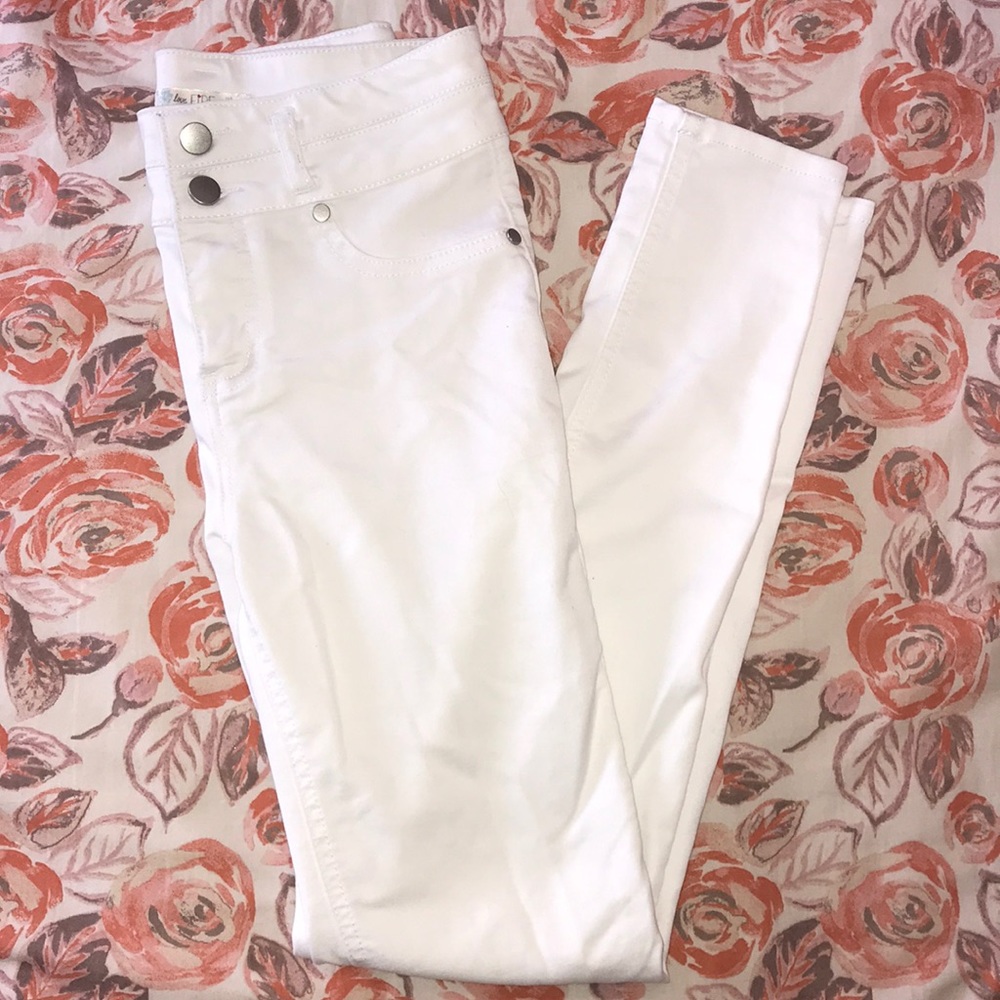 White, high-rise jeans